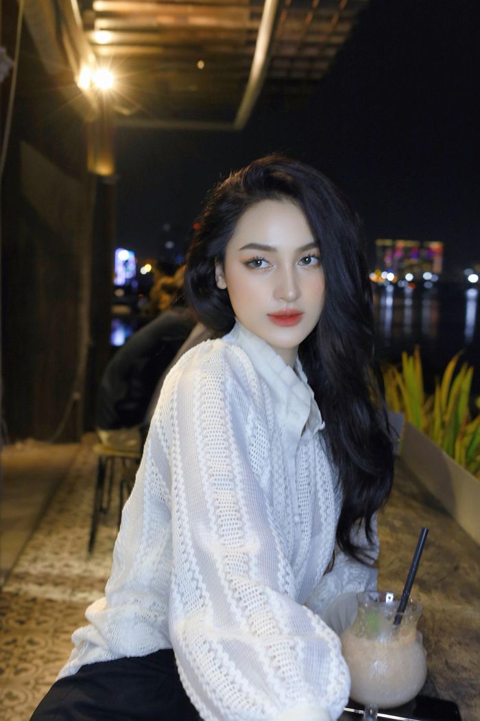 Hot girl xứ Trung bất ngờ nổi tiếng nhờ… tạo dáng phản cảm - ảnh 23