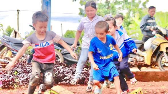 Đắk Lắk: Thanh niên về vùng sâu làm sân chơi cho trẻ - ảnh 1