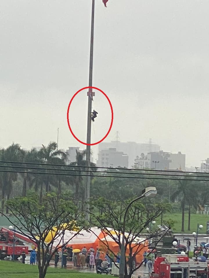 Tp.Đà Nẵng: Một người đàn ông trèo lên cột cờ 2/9 phát livetream - ảnh 2