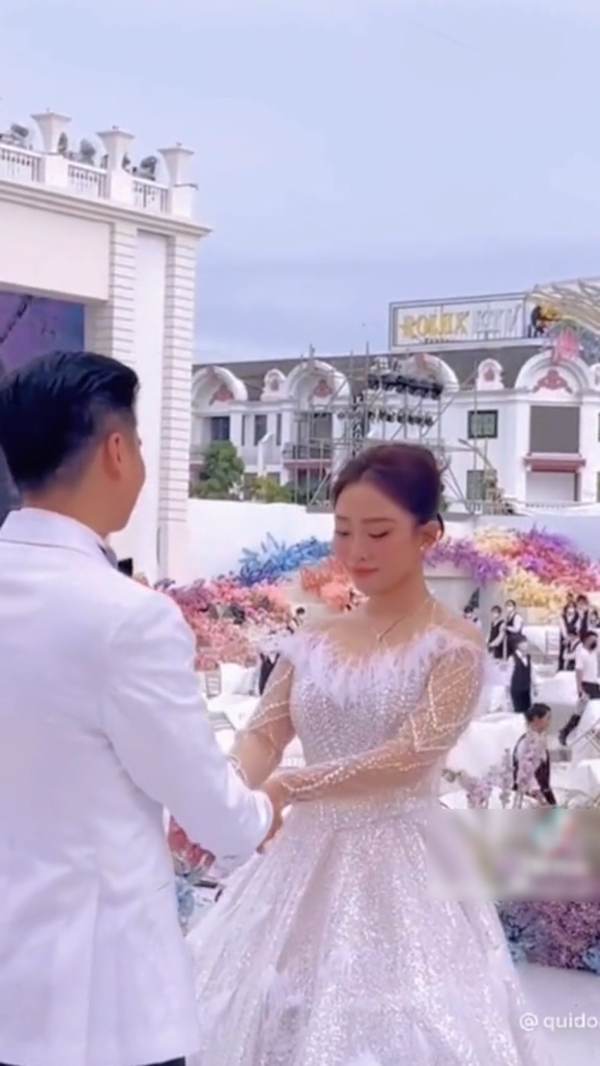 Chiếc váy cưới đặc biệt của cô dâu trong siêu đám cưới ở Kiên Giang - ảnh 5
