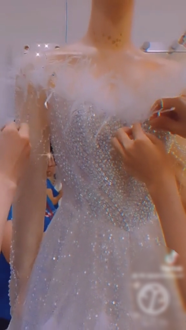 Chiếc váy cưới đặc biệt của cô dâu trong siêu đám cưới ở Kiên Giang - ảnh 4