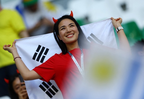 Fan nữ đua nhau khoe sắc trên khán đài World Cup 2022 - ảnh 4