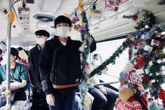 Một chuyến xe buýt ngập tràn Giáng sinh ở TP.HCM: Bác tài tự bỏ tiền trang trí, đặt quà tặng hành khách - ảnh 7