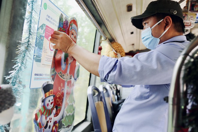 Một chuyến xe buýt ngập tràn Giáng sinh ở TP.HCM: Bác tài tự bỏ tiền trang trí, đặt quà tặng hành khách - ảnh 2