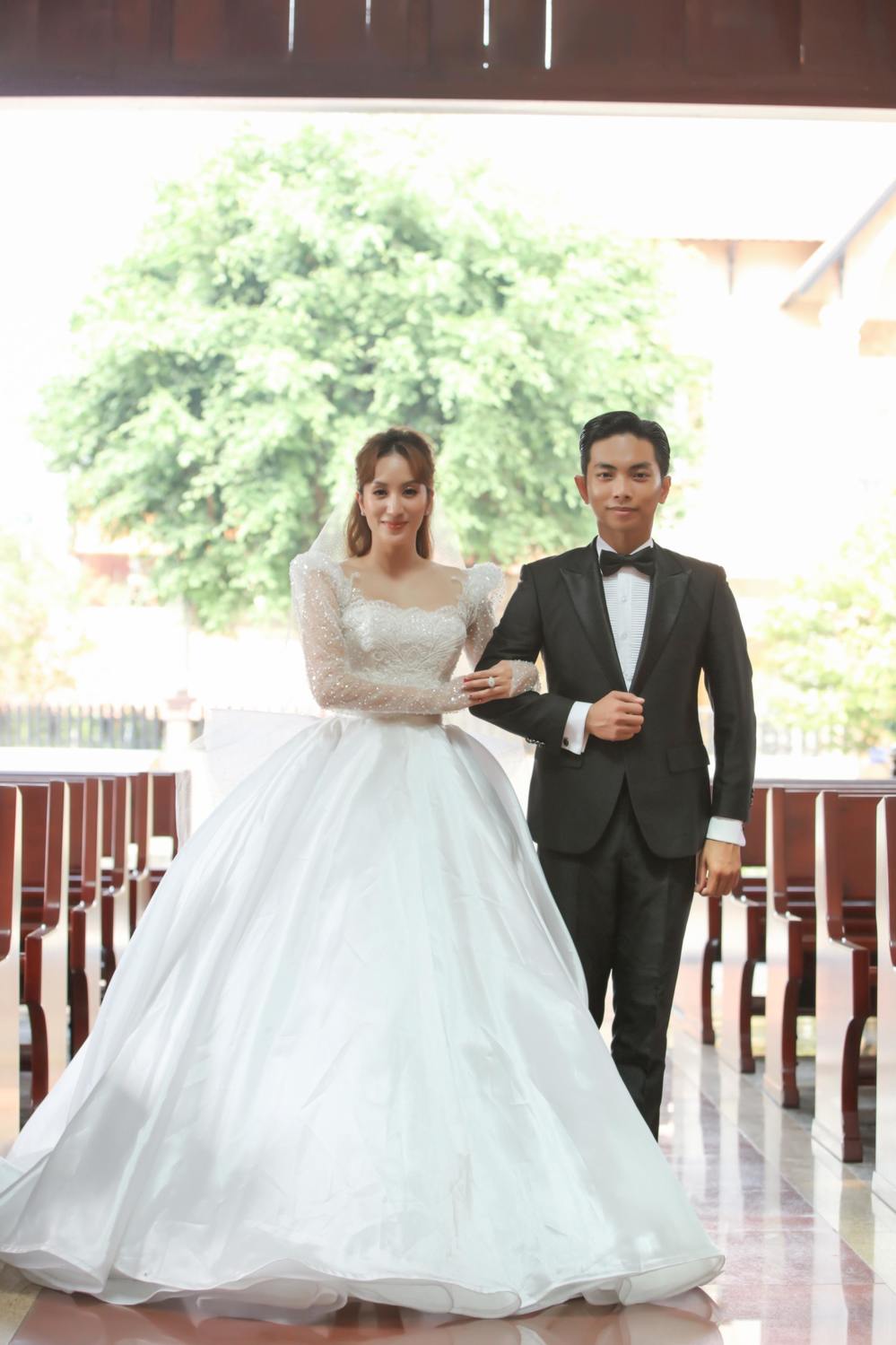 Phan Hiển mặc váy hồng, lý giải dresscode đám cưới - ảnh 10