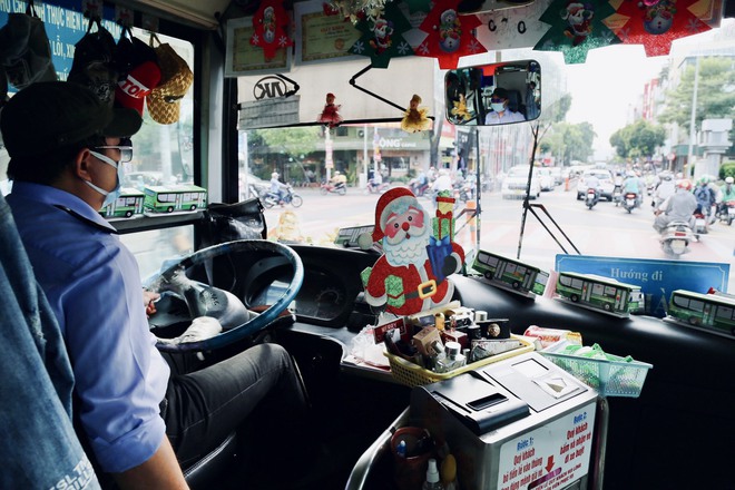 Một chuyến xe buýt ngập tràn Giáng sinh ở TP.HCM: Bác tài tự bỏ tiền trang trí, đặt quà tặng hành khách - ảnh 5