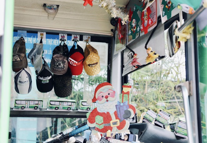 Một chuyến xe buýt ngập tràn Giáng sinh ở TP.HCM: Bác tài tự bỏ tiền trang trí, đặt quà tặng hành khách - ảnh 8