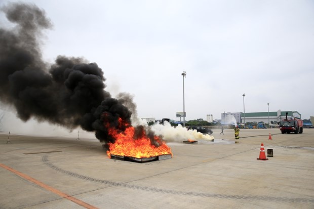 Cảng hàng không Nội Bài diễn tập khẩn nguy chữa cháy, cứu nạn cứu hộ - ảnh 2