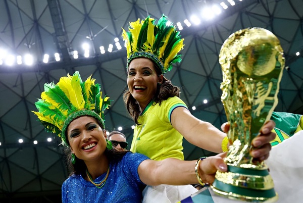 Fan nữ đua nhau khoe sắc trên khán đài World Cup 2022 - ảnh 9