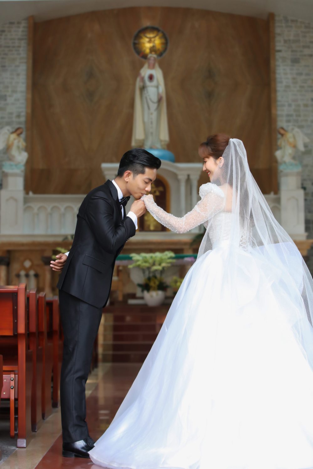 Phan Hiển mặc váy hồng, lý giải dresscode đám cưới - ảnh 14