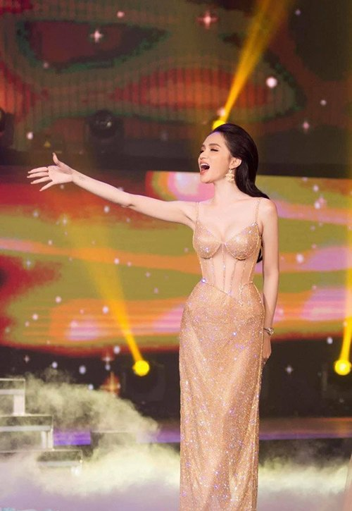 Hot girl Hà Nội mặc váy quây gây tranh cãi trong tiệc cưới - ảnh 23