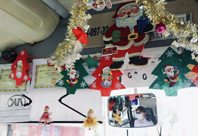 Một chuyến xe buýt ngập tràn Giáng sinh ở TP.HCM: Bác tài tự bỏ tiền trang trí, đặt quà tặng hành khách - ảnh 3