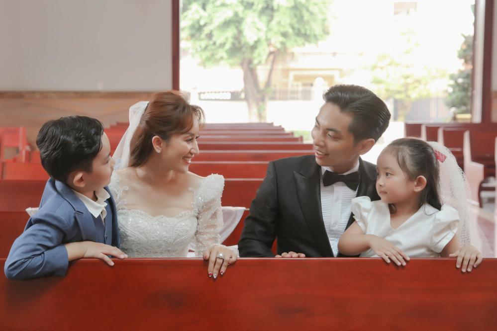 Phan Hiển mặc váy hồng, lý giải dresscode đám cưới - ảnh 13