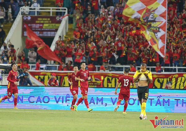 Vé xem tuyển Việt Nam đấu Malaysia có giá ''mềm'' - ảnh 1