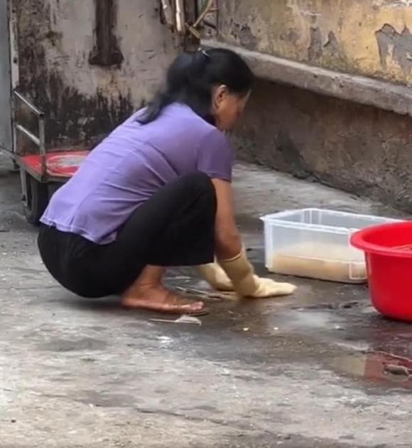 Hình ảnh người phụ nữ rửa que xiên thịt dưới lòng đường bẩn khiến nhiều người ''phát khiếp'' - ảnh 5