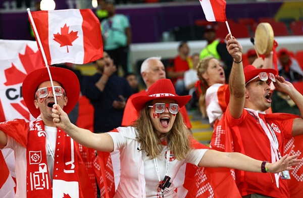 Fan nữ đua nhau khoe sắc trên khán đài World Cup 2022 - ảnh 12
