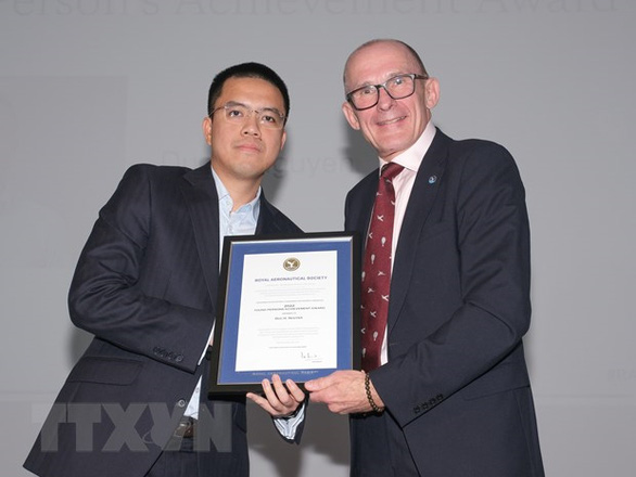 Nhà khoa học Việt Nam đầu tiên nhận giải thưởng của Hiệp hội Hàng không Hoàng gia Anh - ảnh 1