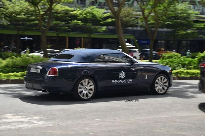 Chiếc Rolls-Royce Dawn hơn 30 tỷ thứ 2 đã lăn bánh ở Sài Gòn - ảnh 3
