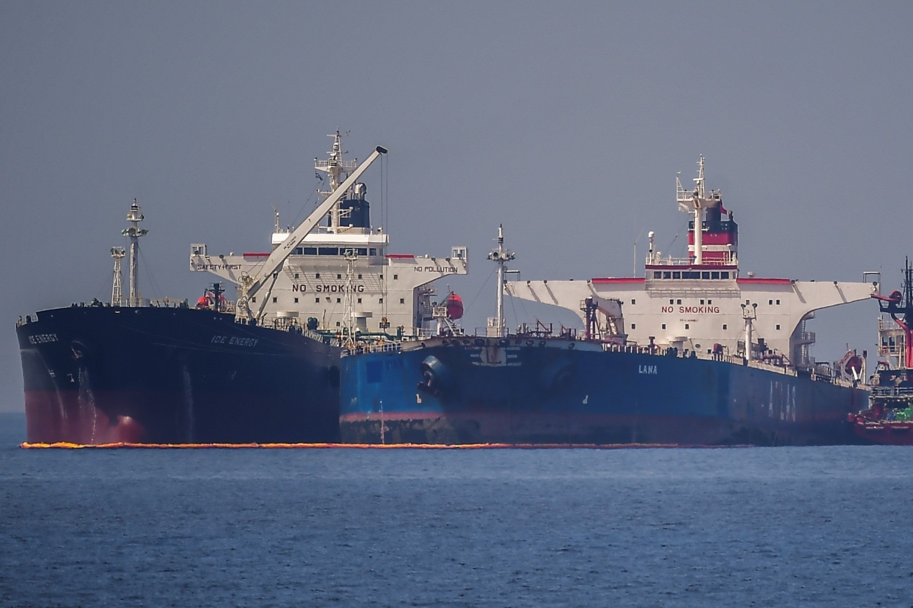 Tàu chở dầu Nga loay hoay vì các đòn trừng phạt - ảnh 1