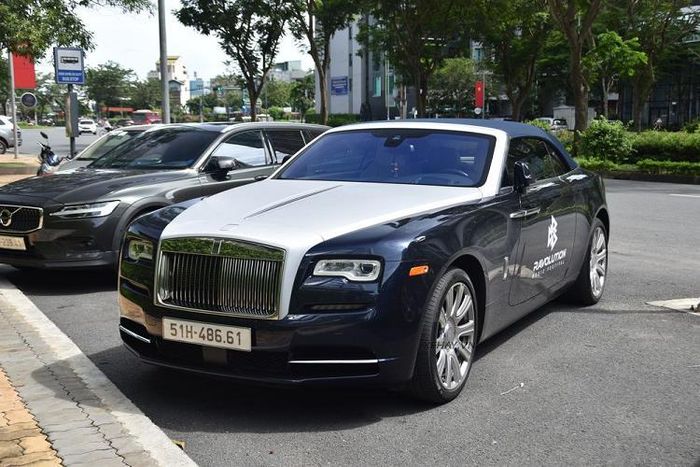 Chiếc Rolls-Royce Dawn hơn 30 tỷ thứ 2 đã lăn bánh ở Sài Gòn - ảnh 8