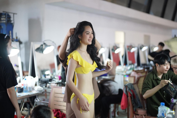 Buổi chụp ảnh bikini từ 4h sáng của thí sinh Hoa hậu Việt Nam - ảnh 1