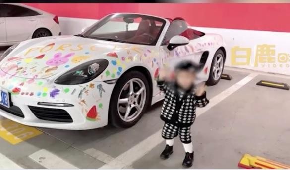 Bà mẹ Trung Quốc cho con 2 tuổi vẽ đầy siêu xe Porsche - ảnh 1