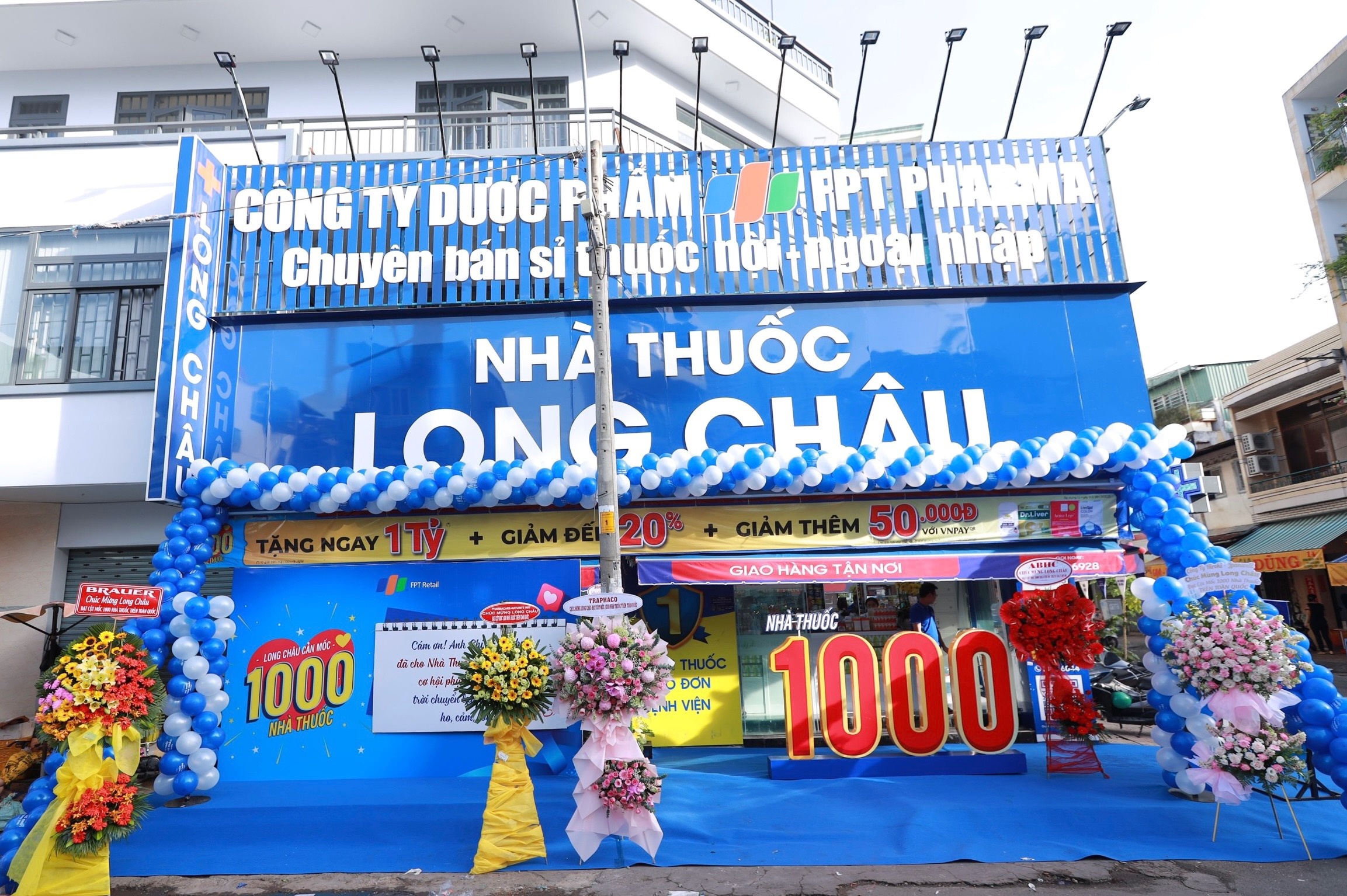 FPT Long Châu tri ân khách hàng nhân cột mốc 1.000 nhà thuốc - ảnh 1