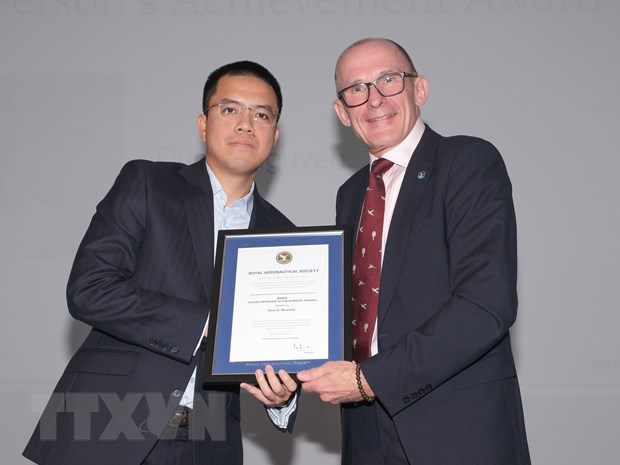 Nhà khoa học Việt đầu tiên nhận giải Hiệp hội Hàng không Hoàng gia Anh - ảnh 1