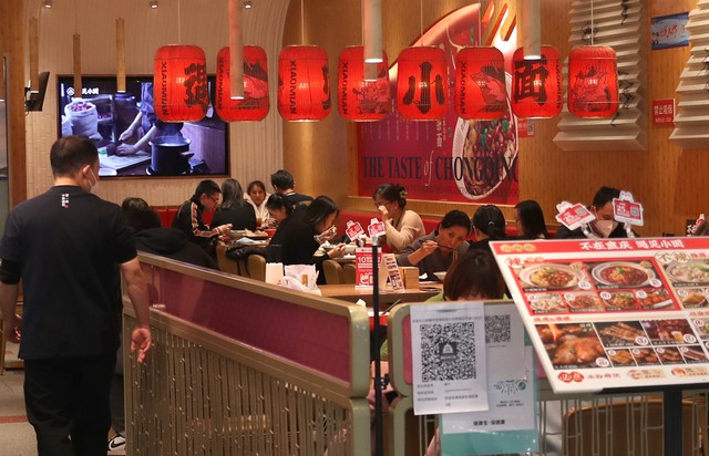 Nhà hàng Trung Quốc khôi phục hoạt động: Người dân nô nức đi ăn cho thỏa cơn thèm, có nơi doanh thu ngày đầu tiên gấp đôi ngày bình thường - ảnh 1