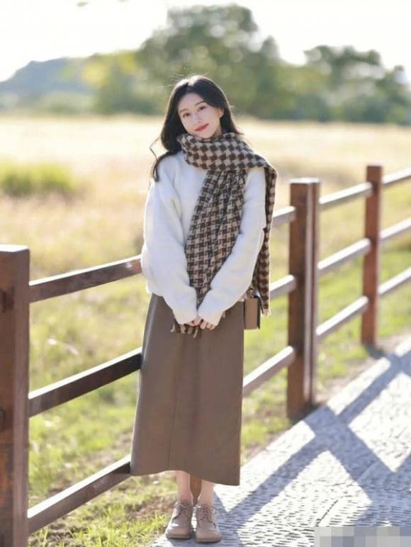 Cách diện áo len cao cấp và thời trang, không chỉ giữ ấm mà còn giúp bạn xinh đẹp suốt mùa đông - ảnh 1