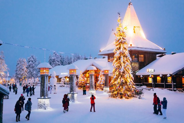 Cận cảnh ''ngôi làng ông già Noel'' đẹp như cổ tích, tuyết trắng rơi 6 tháng ở Hà Lan - ảnh 1