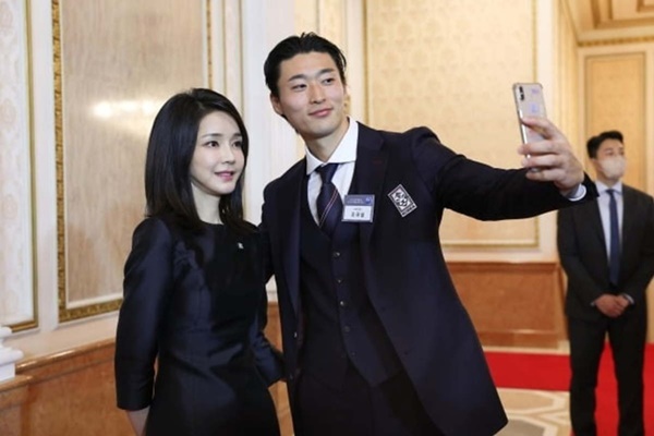 Người hùng ĐT Hàn Quốc chụp ảnh với phu nhân Tổng thống - ảnh 1