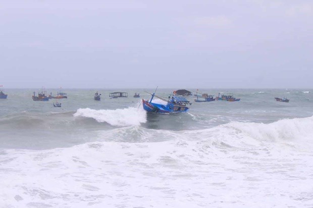Gió mạnh, sóng lớn trên Biển Đông, đề phòng nguy cơ lốc xoáy - ảnh 1