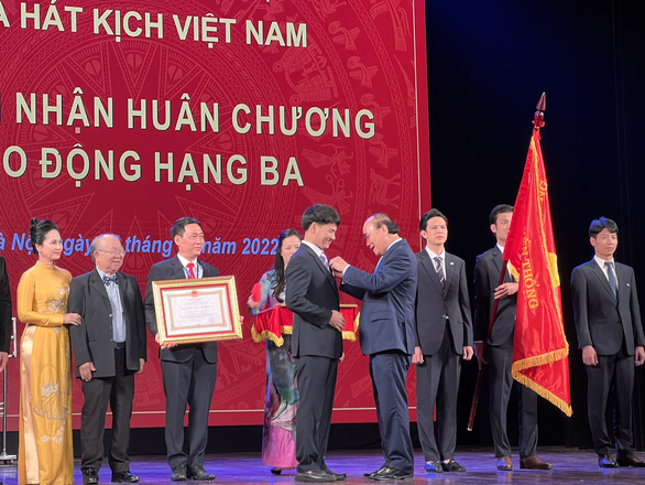 Xuân Bắc và Nhà hát Kịch Việt Nam đón nhận Huân chương Lao động hạng ba - ảnh 2