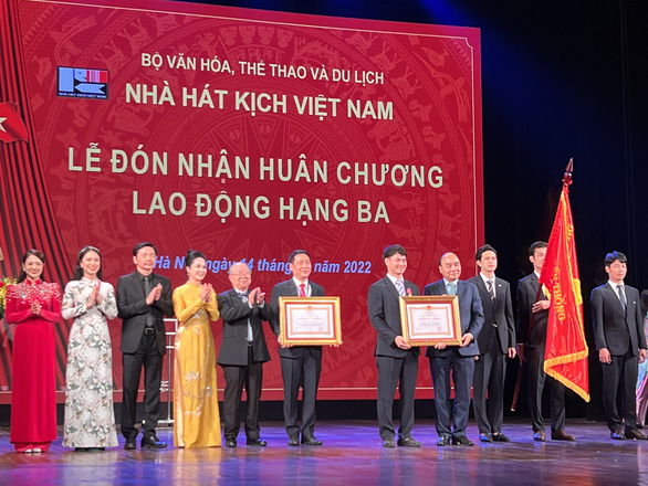 Xuân Bắc và Nhà hát Kịch Việt Nam đón nhận Huân chương Lao động hạng ba - ảnh 1