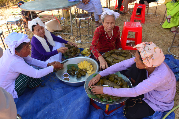 Bánh tét ''Chăm'' thoáng hương trong ngày Tết Việt - ảnh 2