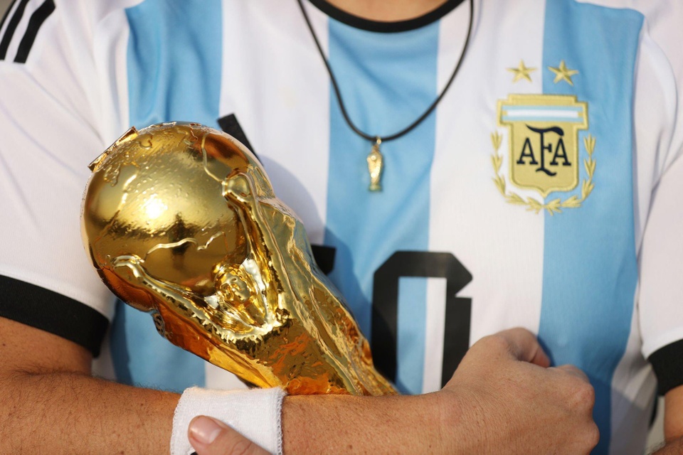 Độc lạ Fan cuồng bóng đá thuê họa sỹ vẽ tranh Messi lên cửa cuốn