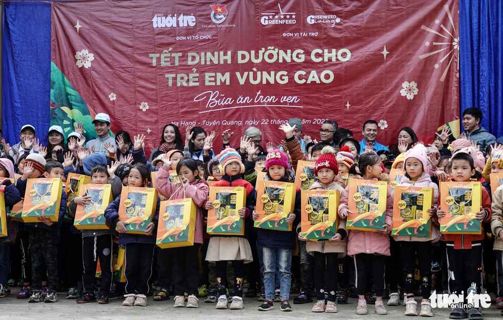 Trẻ em Tuyên Quang dậy sớm đến trường, háo hức chờ đợi quà Tết dinh dưỡng - ảnh 7