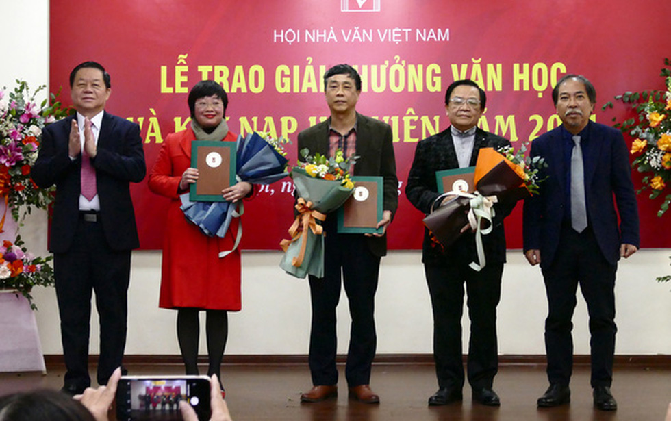 Văn chương Việt Nam 2022: thiếu thành tựu, thừa xì căng đan? - ảnh 1