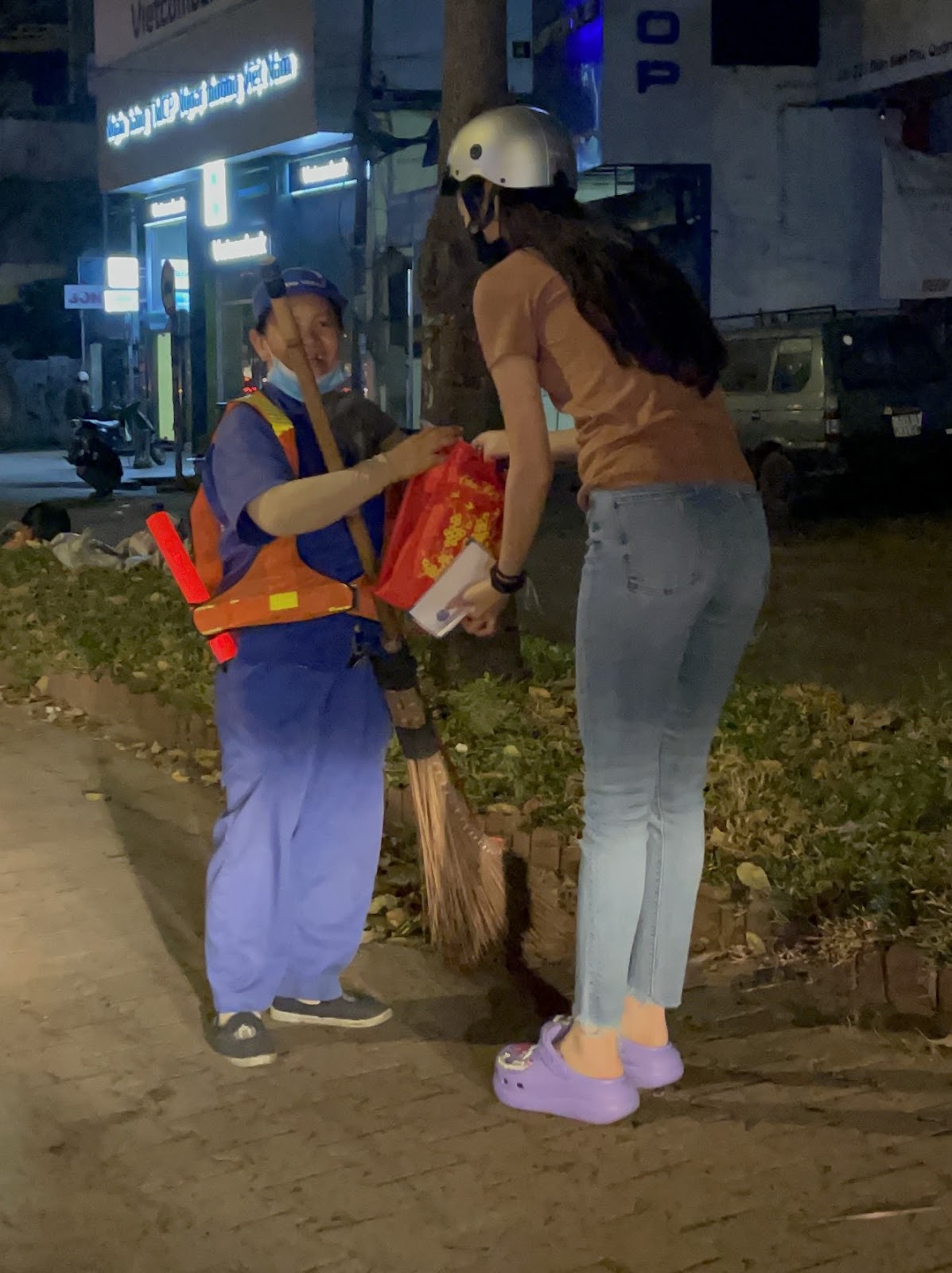 Hoa hậu Khánh Vân đi xe máy, tặng quà cho người dân, người lao động dịp Tết  - ảnh 3