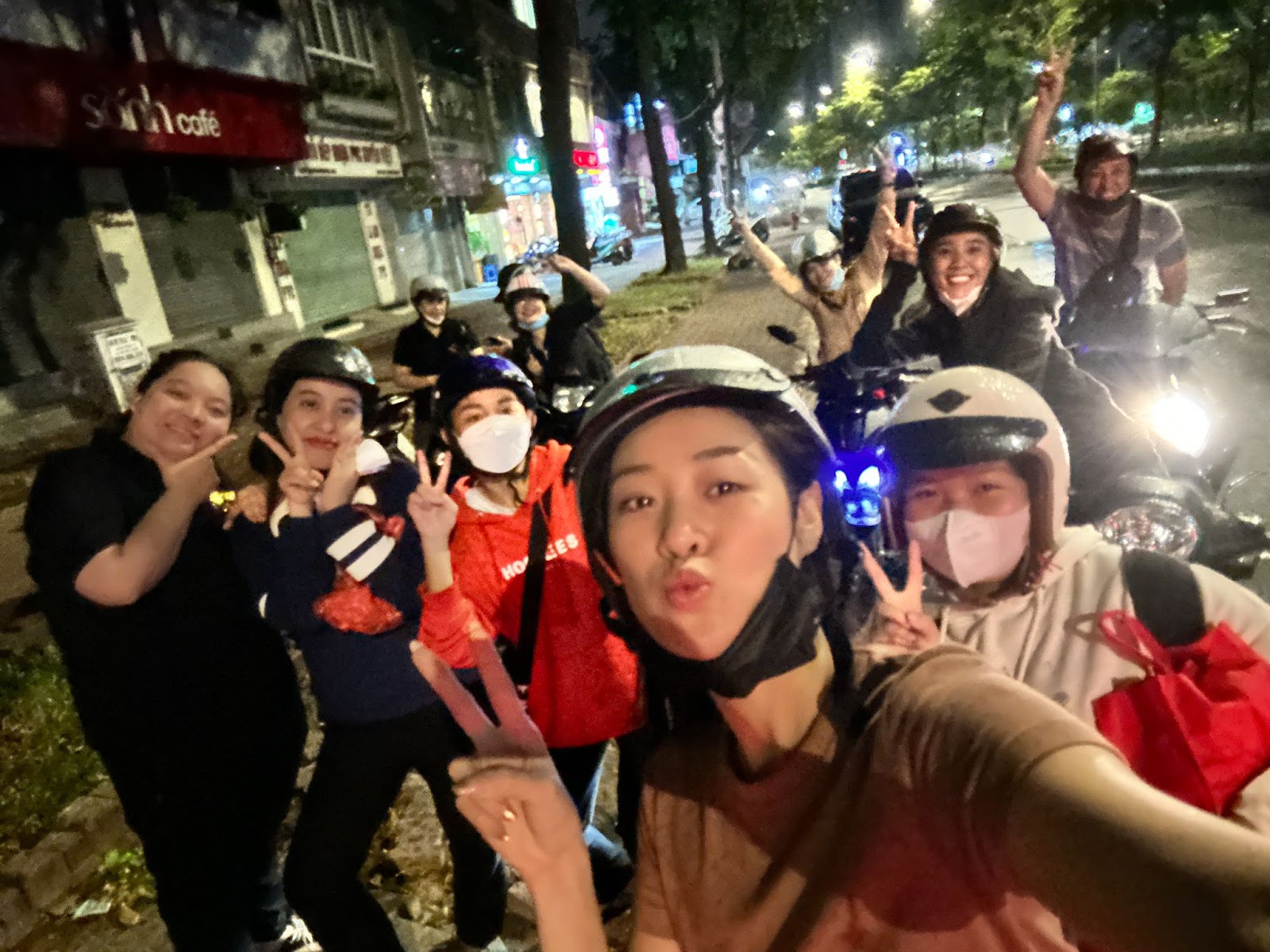 Hoa hậu Khánh Vân đi xe máy, tặng quà cho người dân, người lao động dịp Tết  - ảnh 1