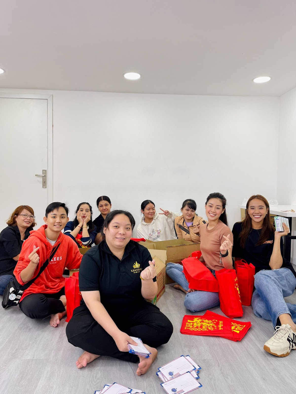 Hoa hậu Khánh Vân đi xe máy, tặng quà cho người dân, người lao động dịp Tết  - ảnh 2
