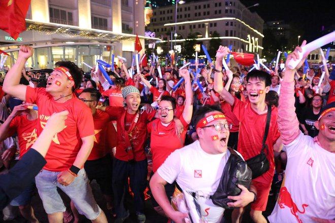 CĐV ở phố đi bộ Nguyễn Huệ ăn mừng cuồng nhiệt sau bàn thắng mở tỉ số của Tiến Linh trước Indonesia - ảnh 6