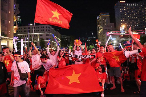 CĐV ở phố đi bộ Nguyễn Huệ ăn mừng cuồng nhiệt sau bàn thắng mở tỉ số của Tiến Linh trước Indonesia - ảnh 1