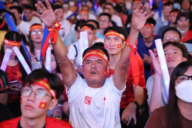 CĐV ở phố đi bộ Nguyễn Huệ ăn mừng cuồng nhiệt sau bàn thắng mở tỉ số của Tiến Linh trước Indonesia - ảnh 9