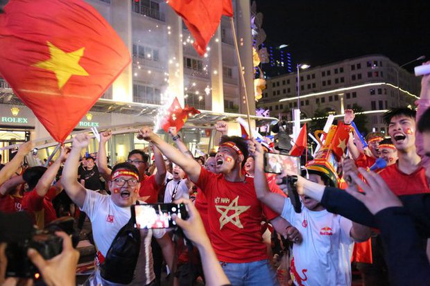CĐV ở phố đi bộ Nguyễn Huệ ăn mừng cuồng nhiệt sau bàn thắng mở tỉ số của Tiến Linh trước Indonesia - ảnh 3