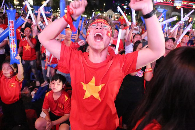 CĐV ở phố đi bộ Nguyễn Huệ ăn mừng cuồng nhiệt sau bàn thắng mở tỉ số của Tiến Linh trước Indonesia - ảnh 4