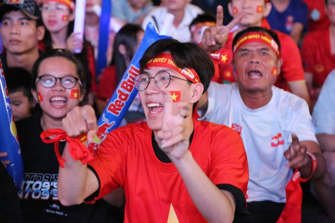 CĐV ở phố đi bộ Nguyễn Huệ ăn mừng cuồng nhiệt sau bàn thắng mở tỉ số của Tiến Linh trước Indonesia - ảnh 11