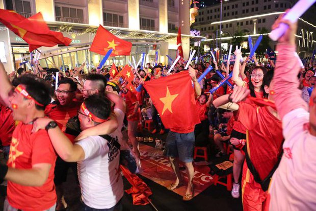 CĐV ở phố đi bộ Nguyễn Huệ ăn mừng cuồng nhiệt sau bàn thắng mở tỉ số của Tiến Linh trước Indonesia - ảnh 7