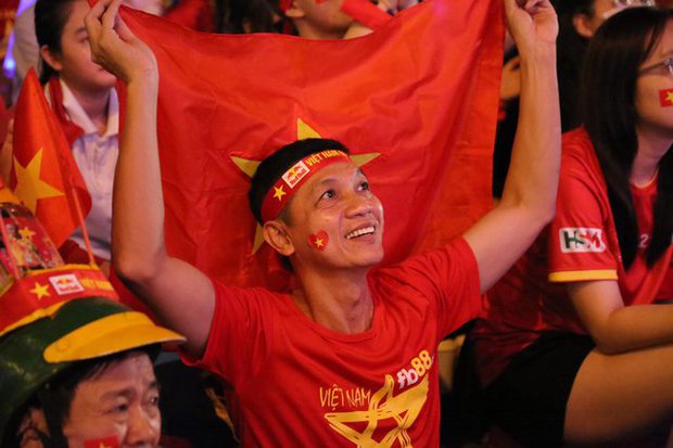 CĐV ở phố đi bộ Nguyễn Huệ ăn mừng cuồng nhiệt sau bàn thắng mở tỉ số của Tiến Linh trước Indonesia - ảnh 12